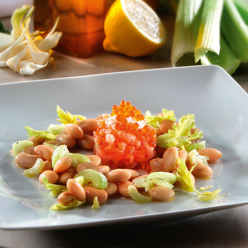 Kaviar-Rucherlachstatar auf Bohnen-Bleichsellerie-Salat