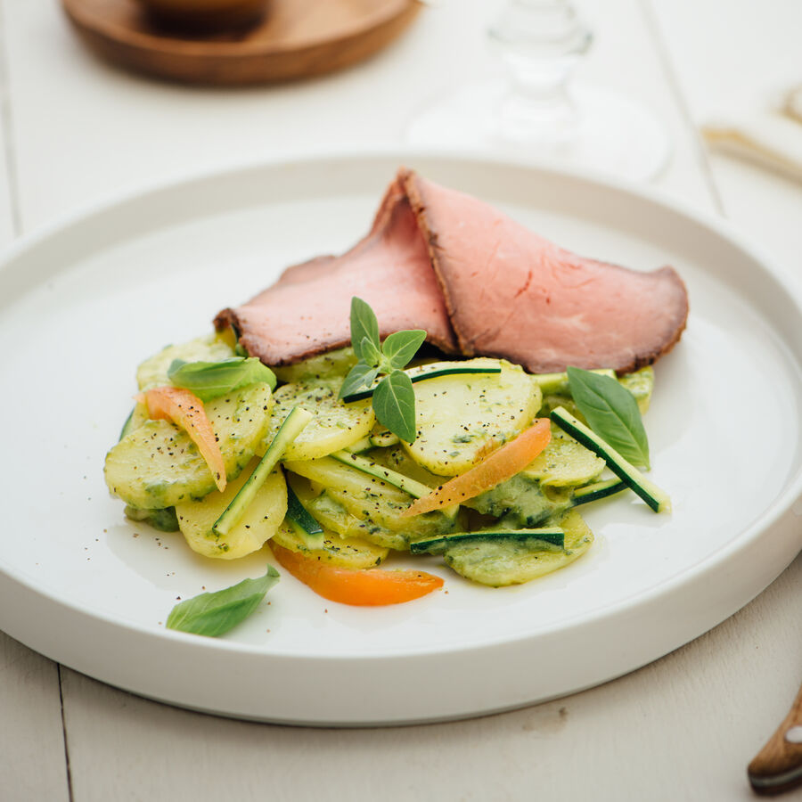   Basilikum-Kartoffelsalat mit Roastbeef