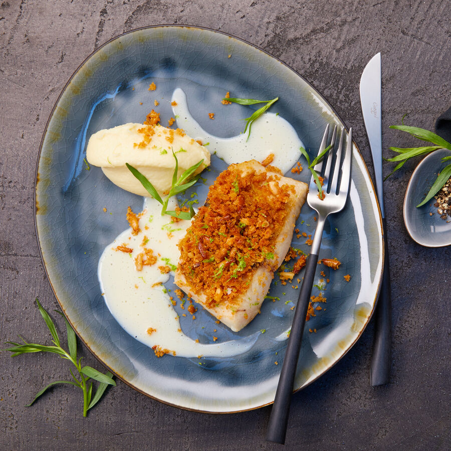   Blue Cobia unter Pinienkernkruste auf Pastinaken Pree mit Beurre blanc