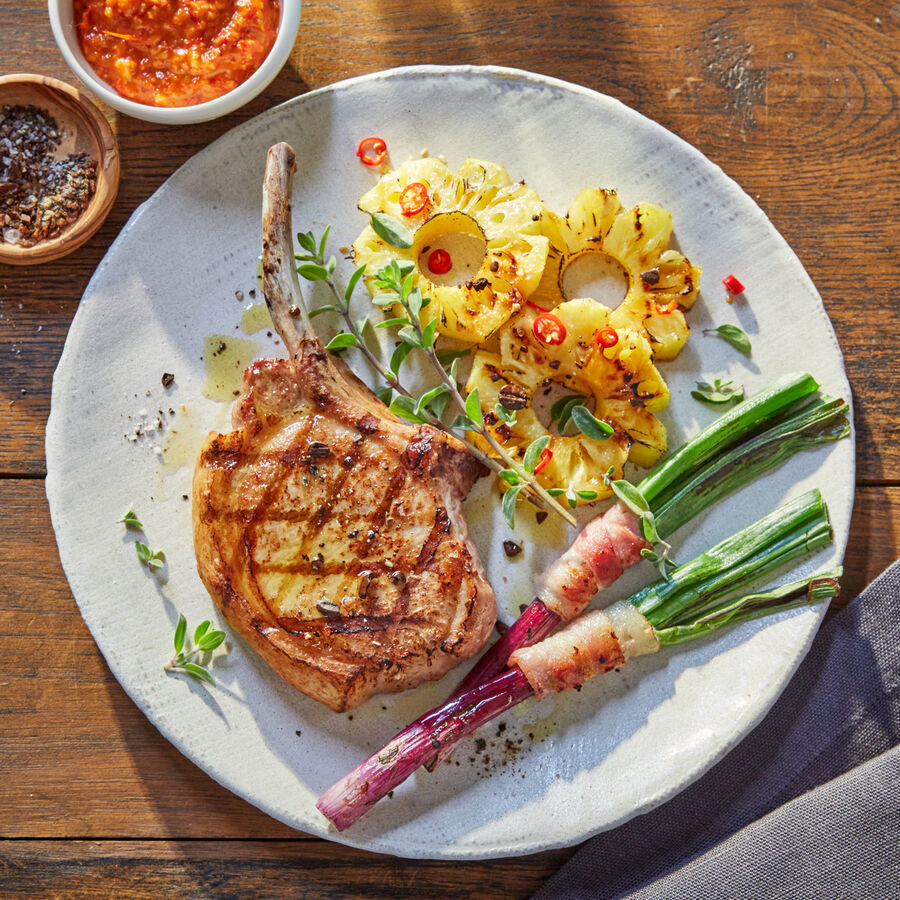  Karree vom Hofschwein mit Romesco-Sauce und gegrillter Ananas  