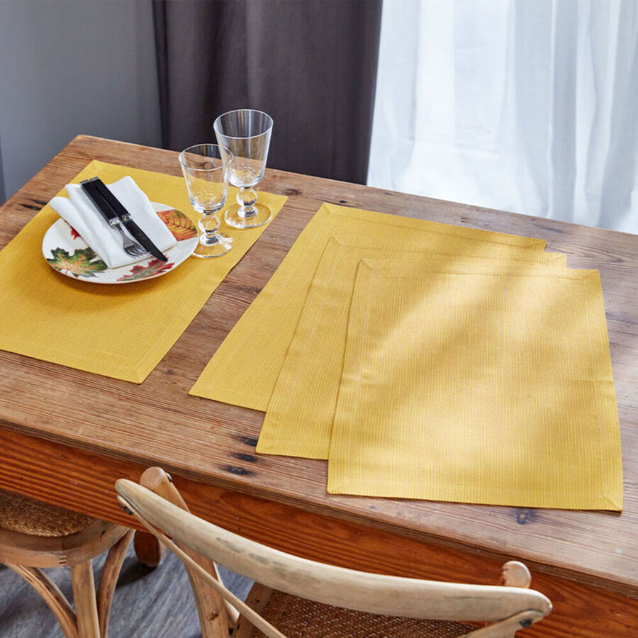 Lichtechte und fleckabweisende Jacquard-Tischsets leuchten in