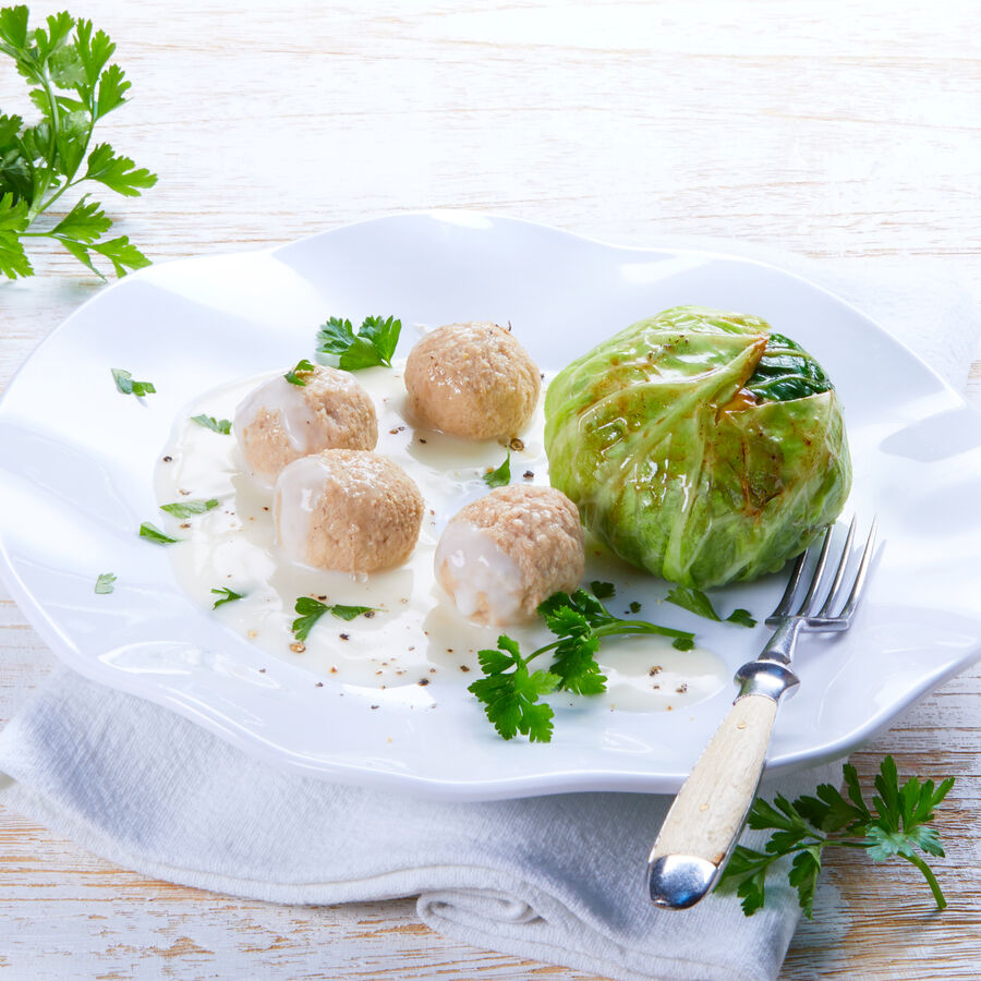   Low Carb Poularden Klchen mit Wirsingbllchen auf Weinsauce