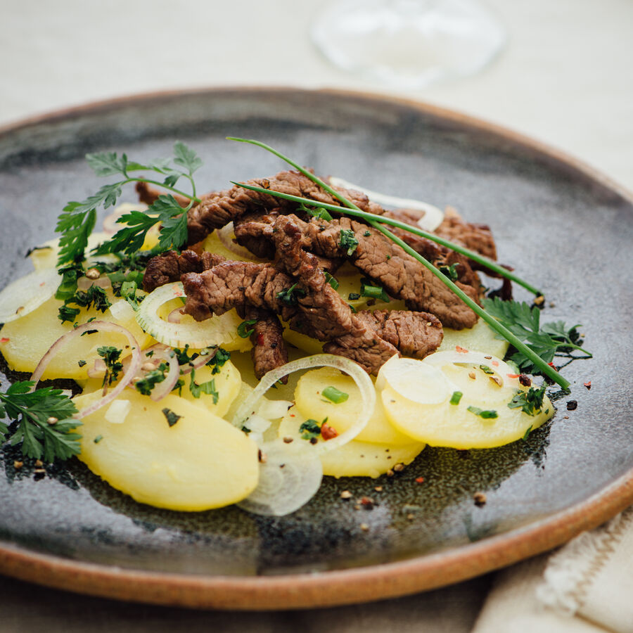   Pariser Kartoffelsalat mit Rinderfilet-Streifen