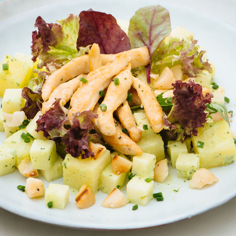   Sellerie-Kartoffelsalat, grüne Senf-Mayonnaise und Geflügelbrüstchen