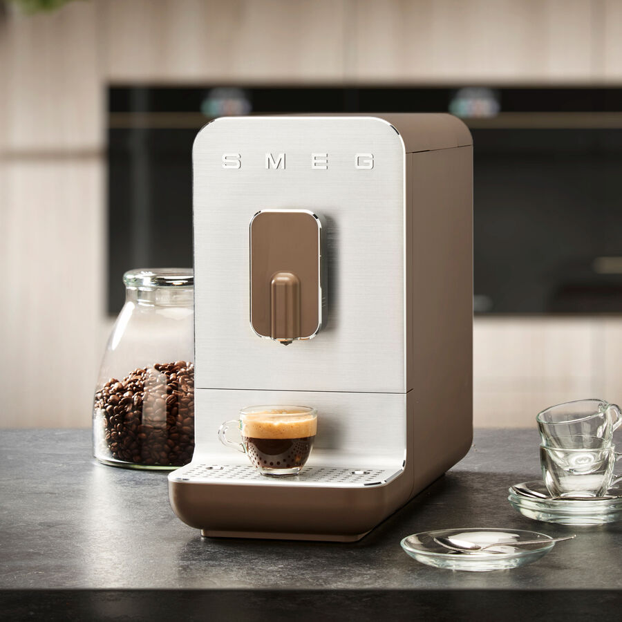 SMEG Kaffee-Vollautomat: Kaffeekunst im minimalistischen Design Bild 2