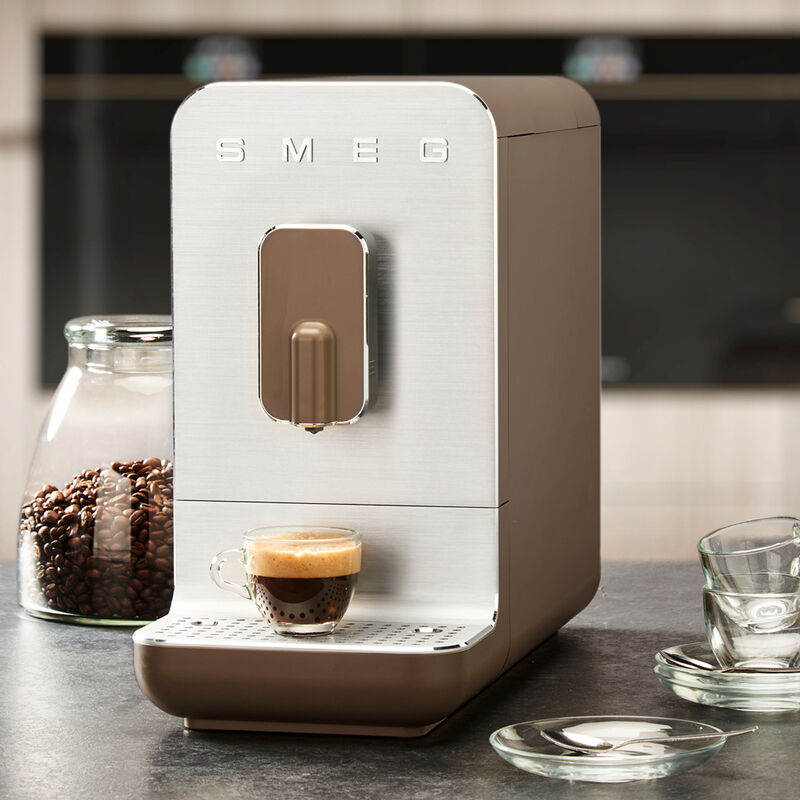 SMEG Kaffee-Vollautomat: Kaffeekunst im minimalistischen Design Bild 3
