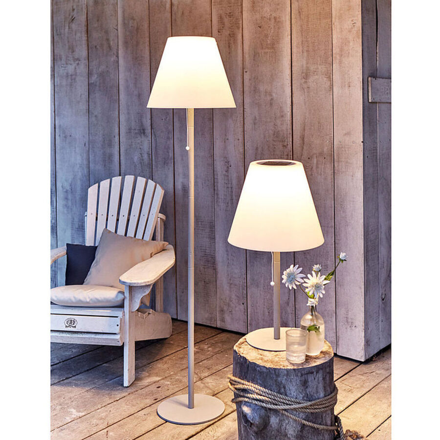 Tischlampe: Elegante Solar-Leuchten erhellen stilvoll den Außenbereich