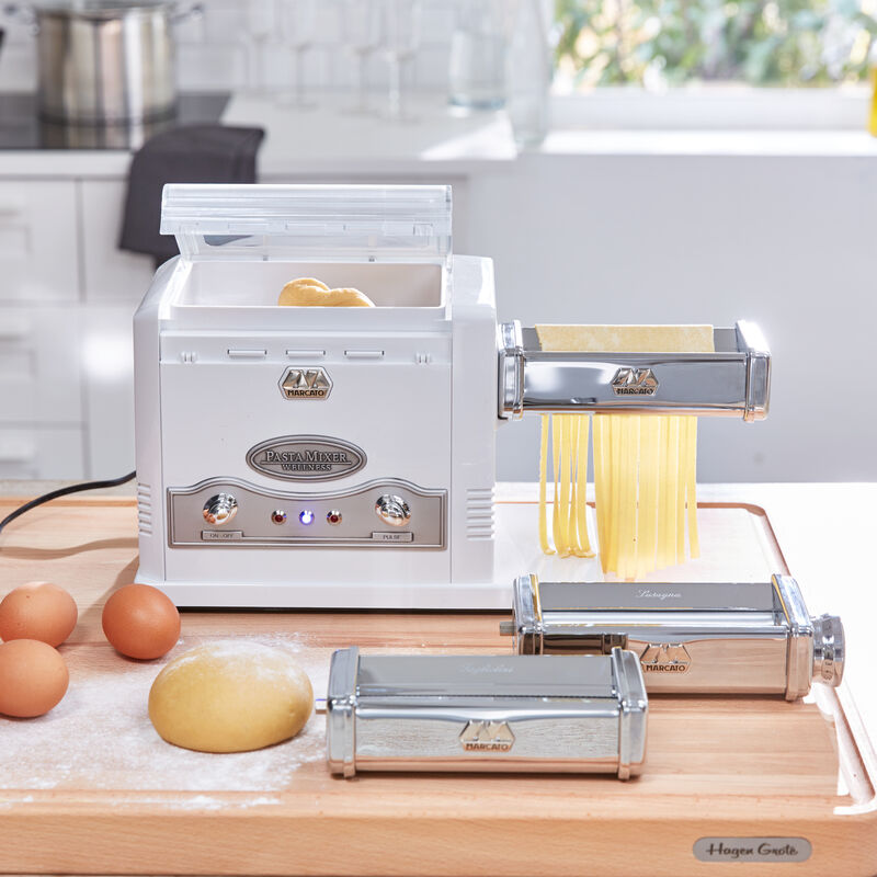 Die Elektro-Pastamaschine rührt, knetet, walzt und schneidet Teig Bild 2