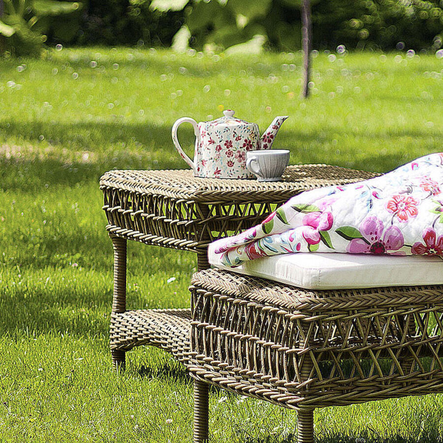 Beistelltisch: Wetterfeste Gartenmöbel im britischen Kolonialstil