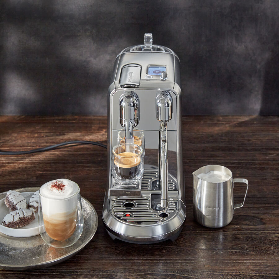 Kapselmaschine bereitet Kaffeespezialitten mit samtigem Milchschaum Bild 2