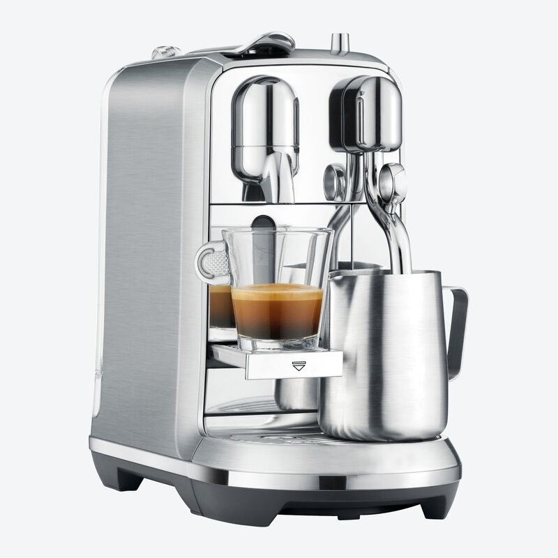 Kapselmaschine bereitet Kaffeespezialitäten mit samtigem Milchschaum Bild 3