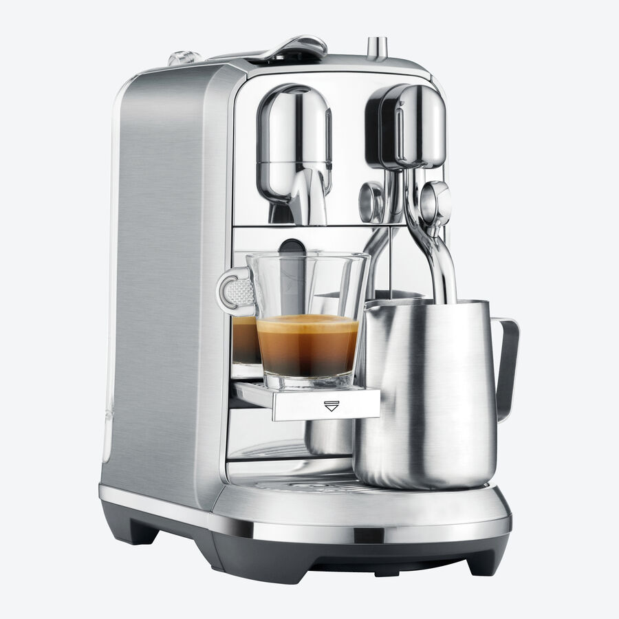 Kapselmaschine bereitet Kaffeespezialitten mit samtigem Milchschaum Bild 3