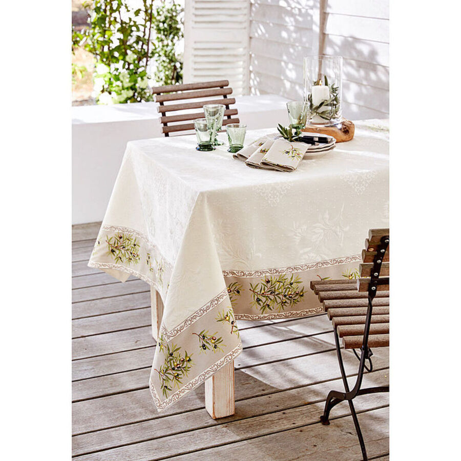 Tischdecken: Kunstvoll gewebte Matelassé-Tischwäsche mit plastischer