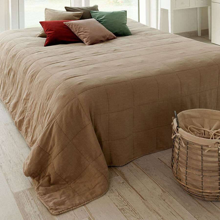 Handgefärbte Tagesdecken verleihen dem Bett das gewisse Etwas - Julia