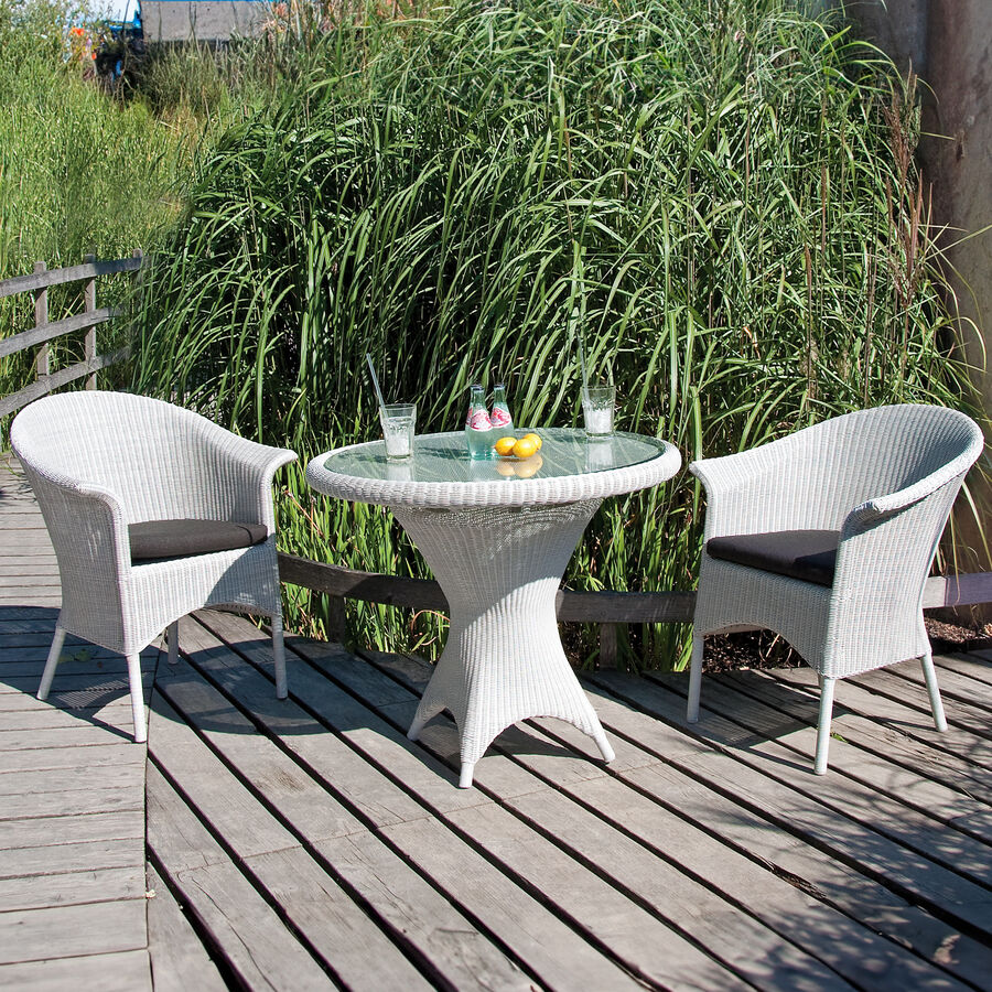 Sommerlich leichter Gartensessel aus wetterfestem Geflecht, Korbsessel