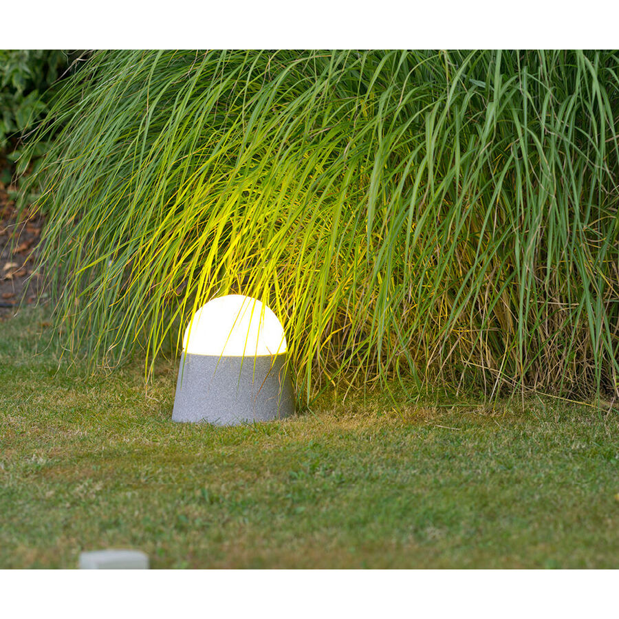 Mobile Gartenleuchte mit integrierter Steckdose Julia Grote Shop