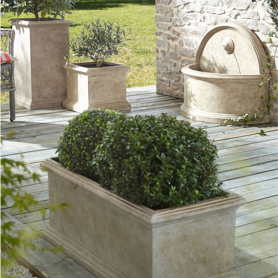 Hoher, quadratischer Pflanzkübel aus robustem, federleichtem Material