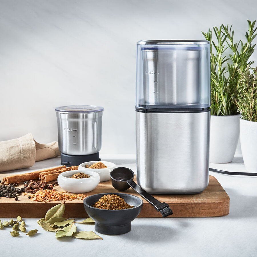 Elektrische Gewrzmhle mahlt frische und getrocknete Kruter, Gewrze, Kaffee Bild 5