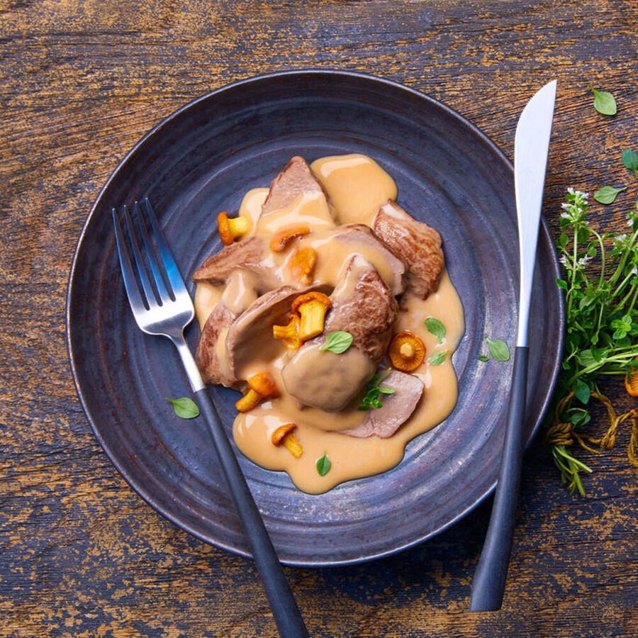 Gourmet Fleischgericht Rehgulasch in Pfifferling Rahmsoße - Hagen Grote ...