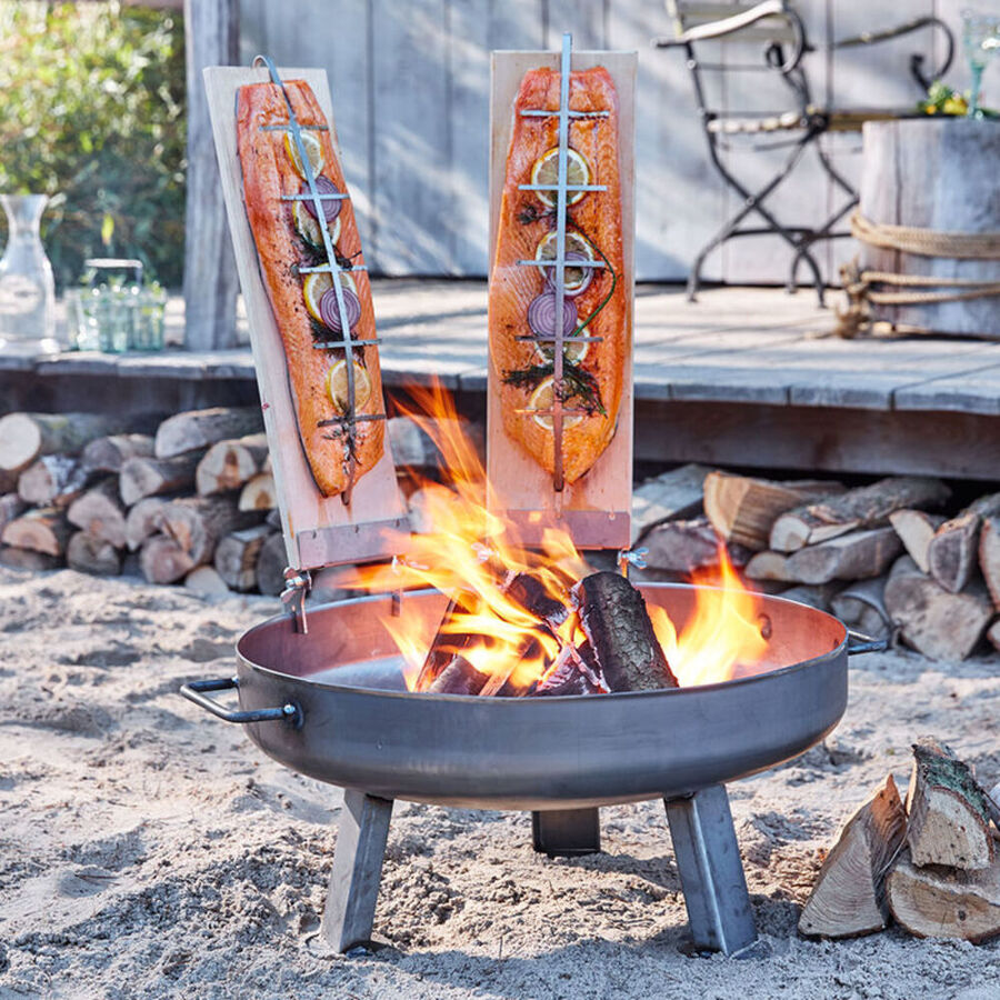 Flammlachsbretter mit Feuerschale: Einzigartige finnische Lachs