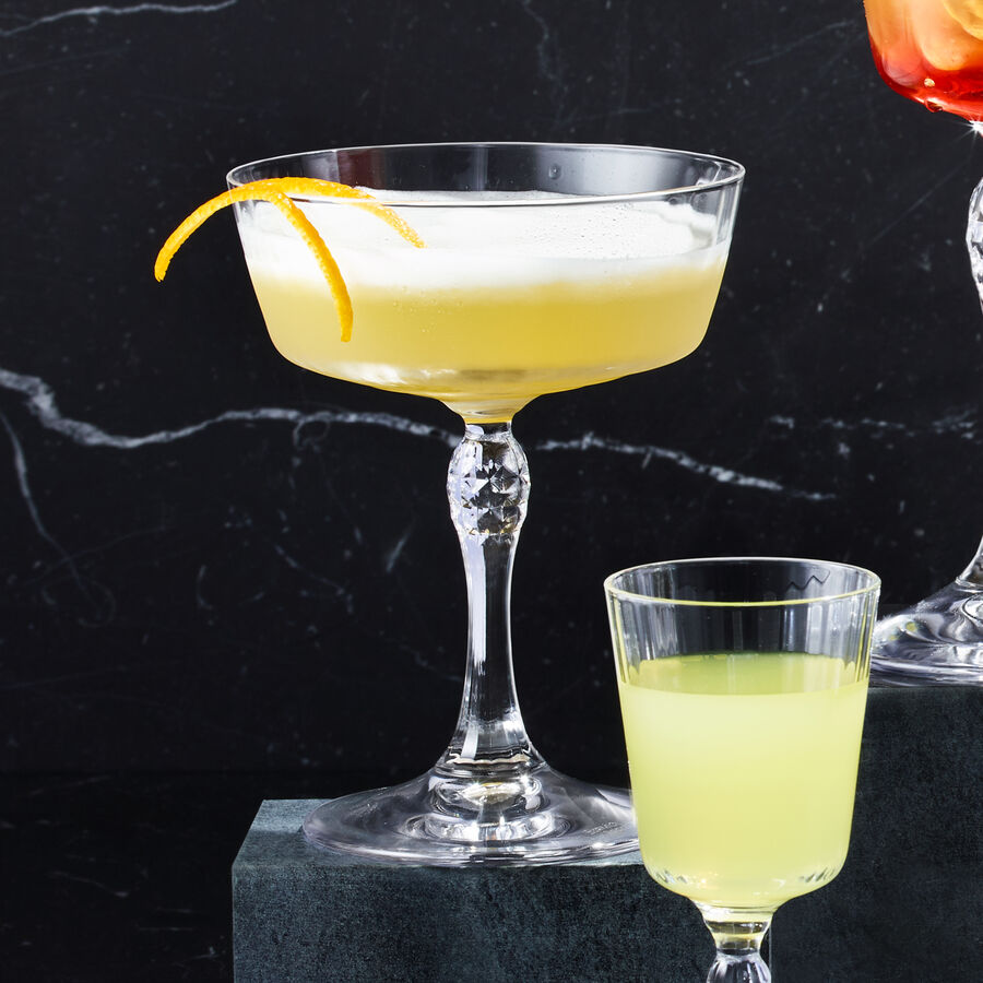 Art dco Formenvielfalt und Eleganz zeichnen diese Relief-Cocktailschale aus