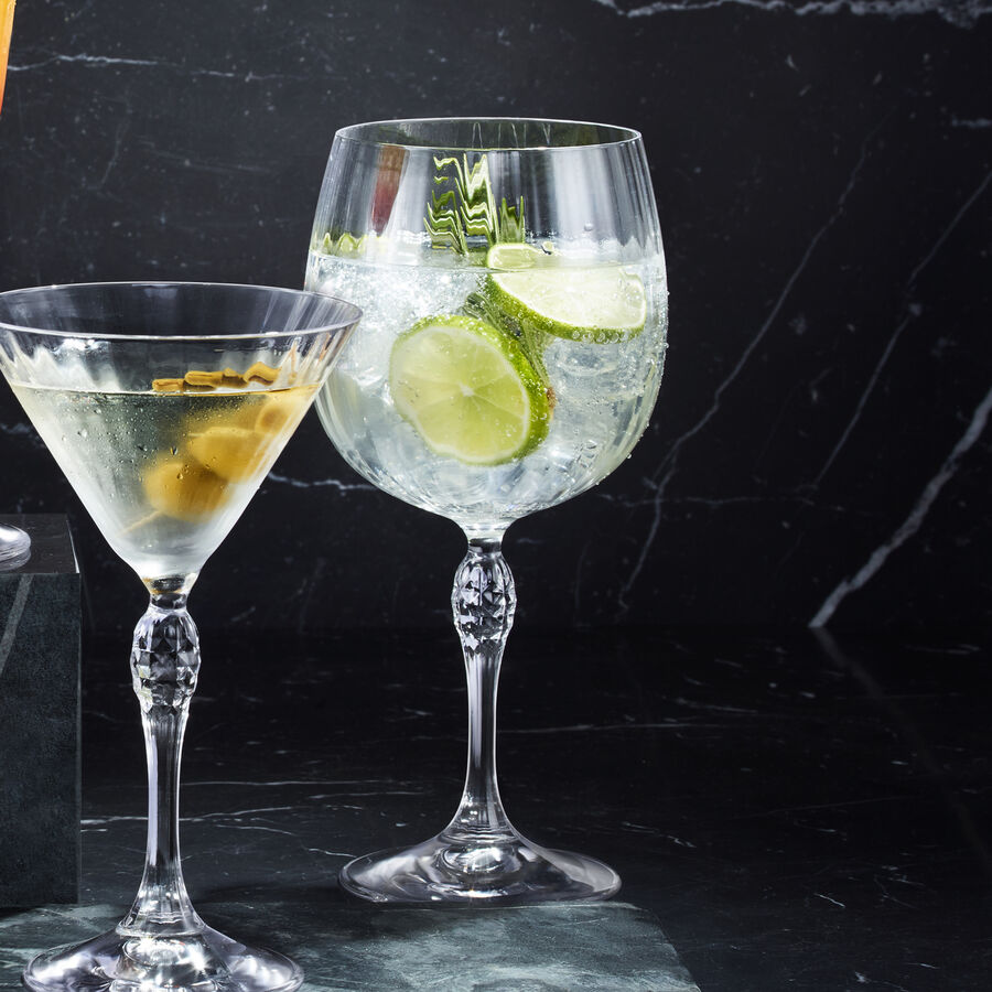 Art dco Formenvielfalt und Eleganz zeichnen diese Relief-Gin Tonic Kelch aus