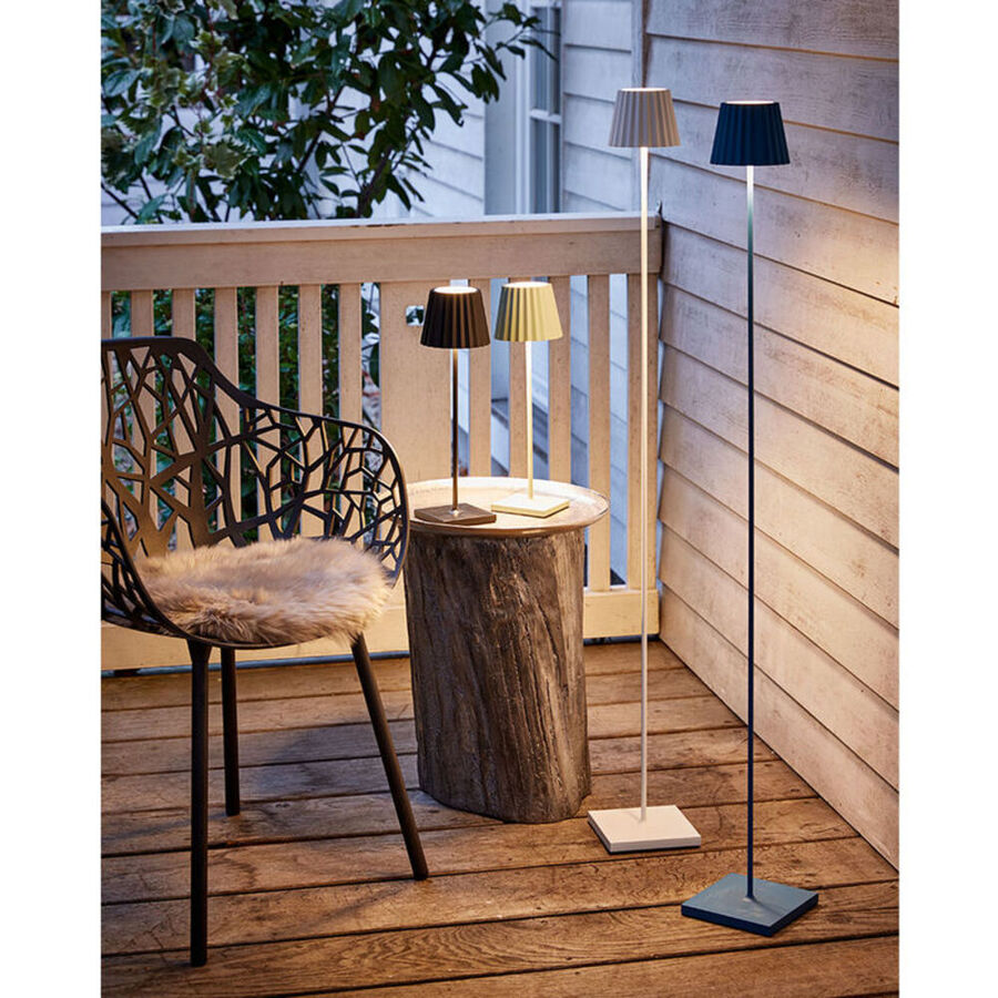 aufladbare led stehlampe fur drinnen draussen oder unterwegs julia grote shop
