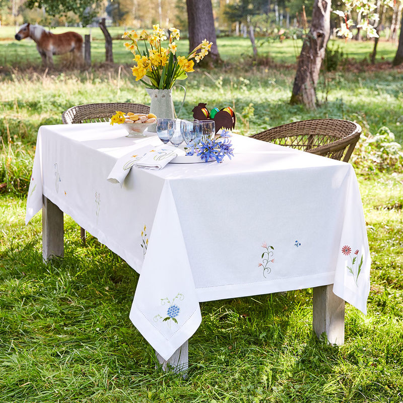 Aufwndig bestickte Blumenwiesen-Tischwsche bringt Frische und Frhlichkeit ins Haus
