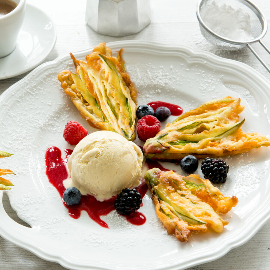 Ausgebackene Zucchiniblten mit Waldbeeren und Mascarpone-Eis