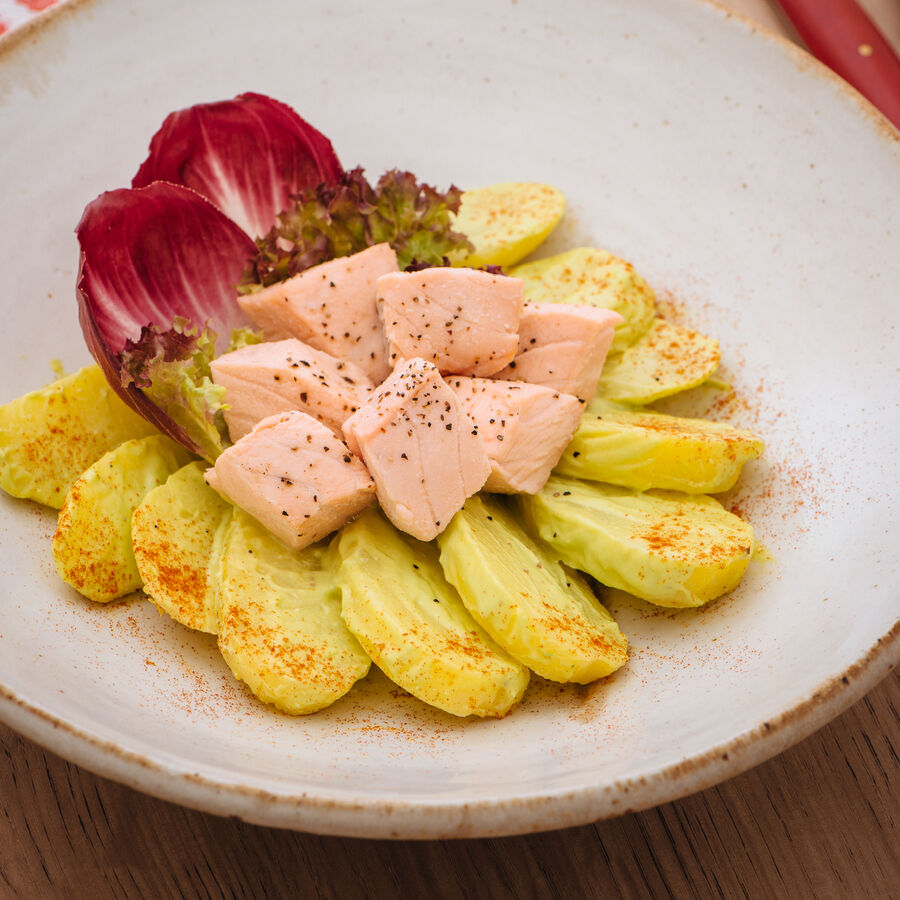 Avocado-Curry-Kartoffelsalat mit pochierten Lachswrfeln