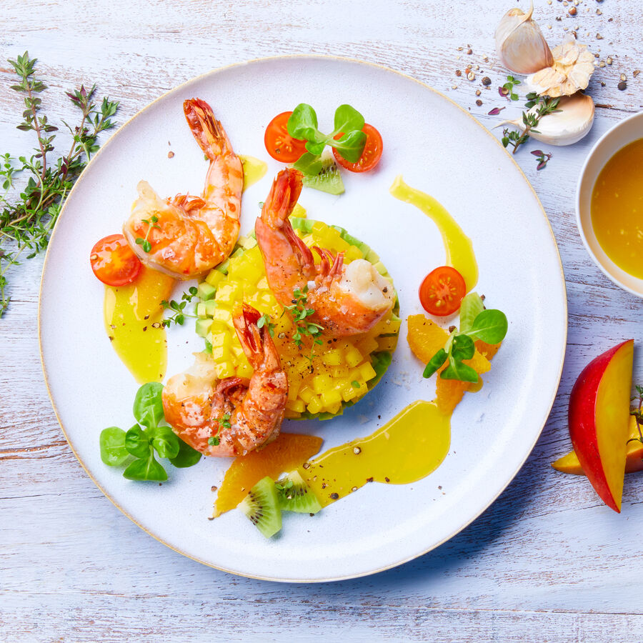 Avocado-Mango-Salat mit Garnelen und Mango-Fruchtpree-Vinaigrette