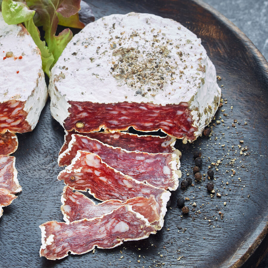 Baskische Salami-Spezialitt ohne Haut mit schwarzem Pfeffer, Wurst, Schwein