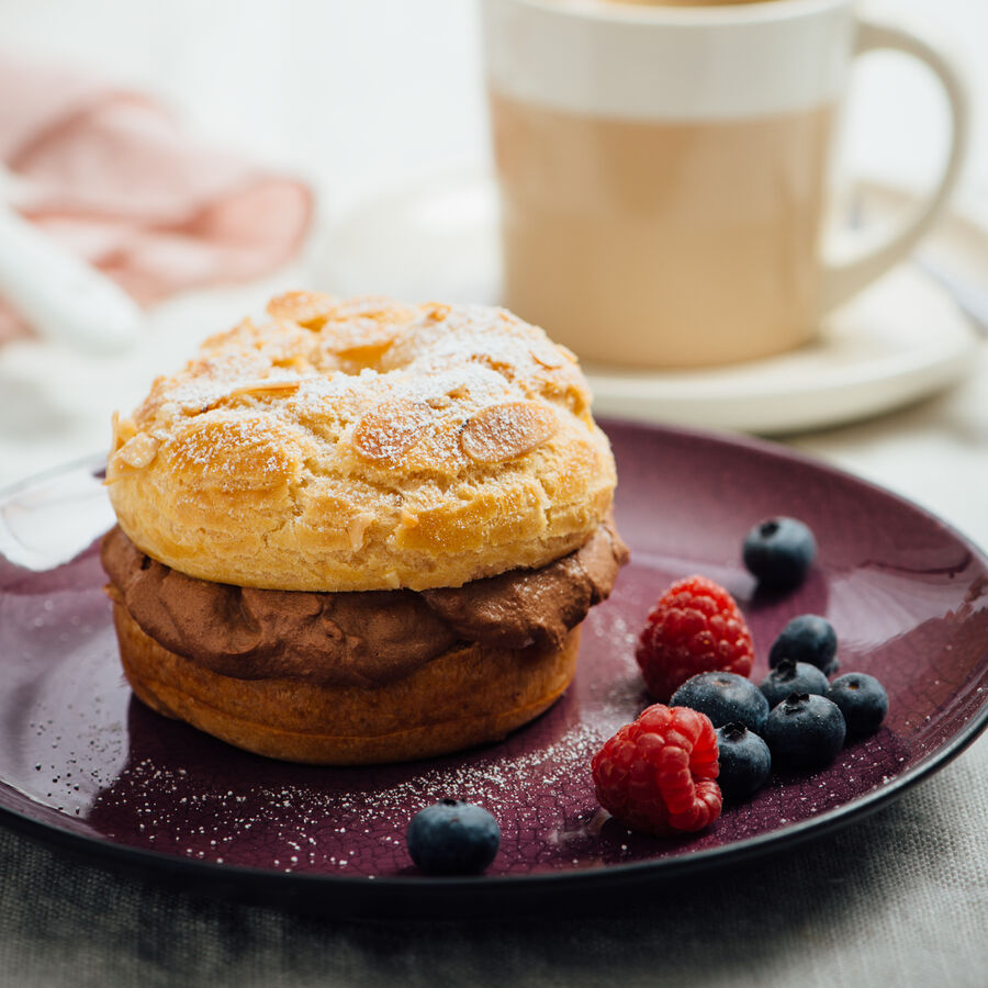 Brandteig-Mandel-Ringe mit Schokoladencreme