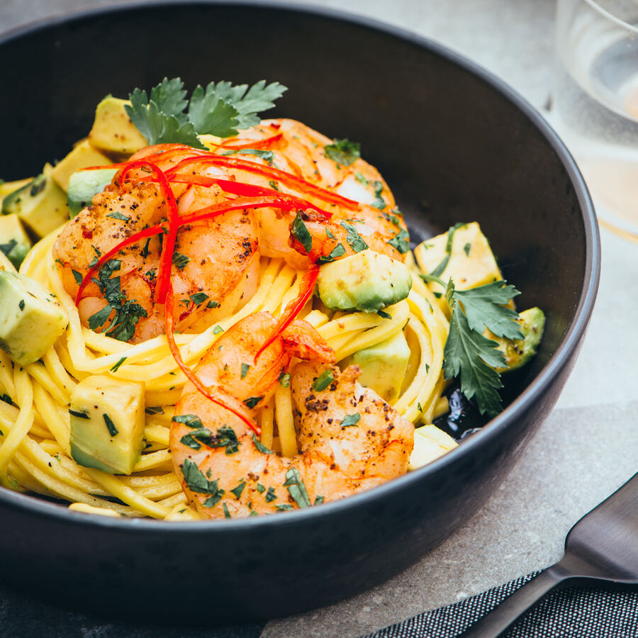 Chili-Tagliolini mit Avocado und Garnelen