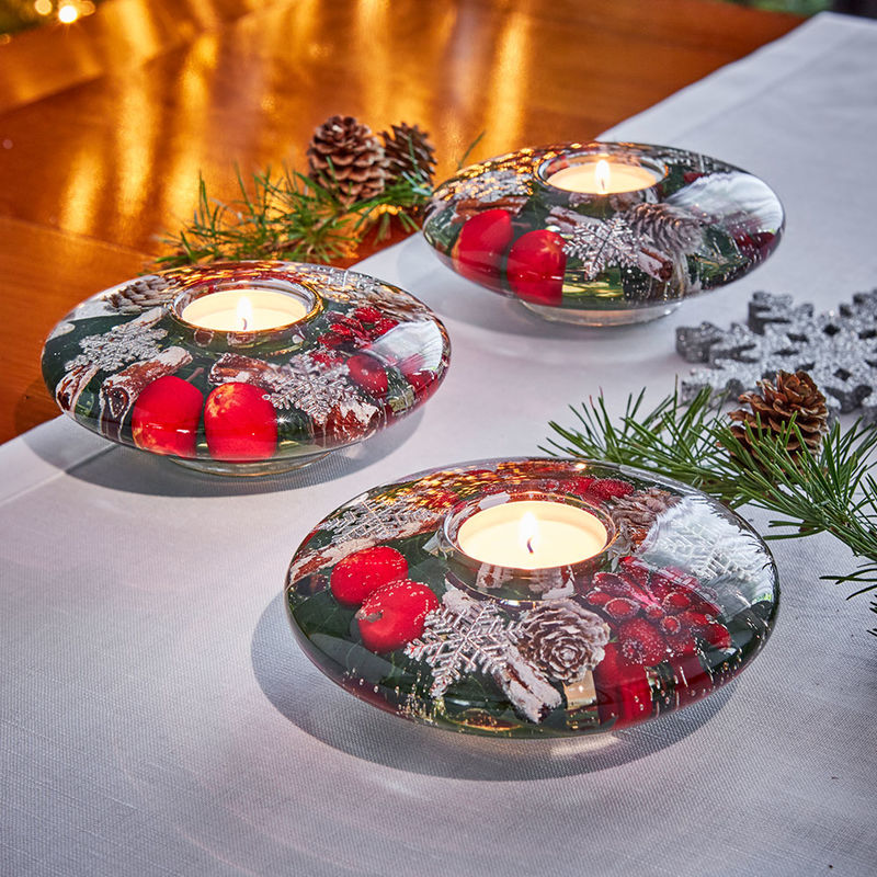 Dekorativer, einzigartiger Glas-Kerzenhalter bereitet gemütliche Winter- und Weihnachtsstimmung