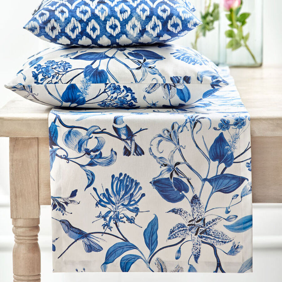 Eleganter Baumwoll-Tischlufer im Delfter Chinoiserie-Stil