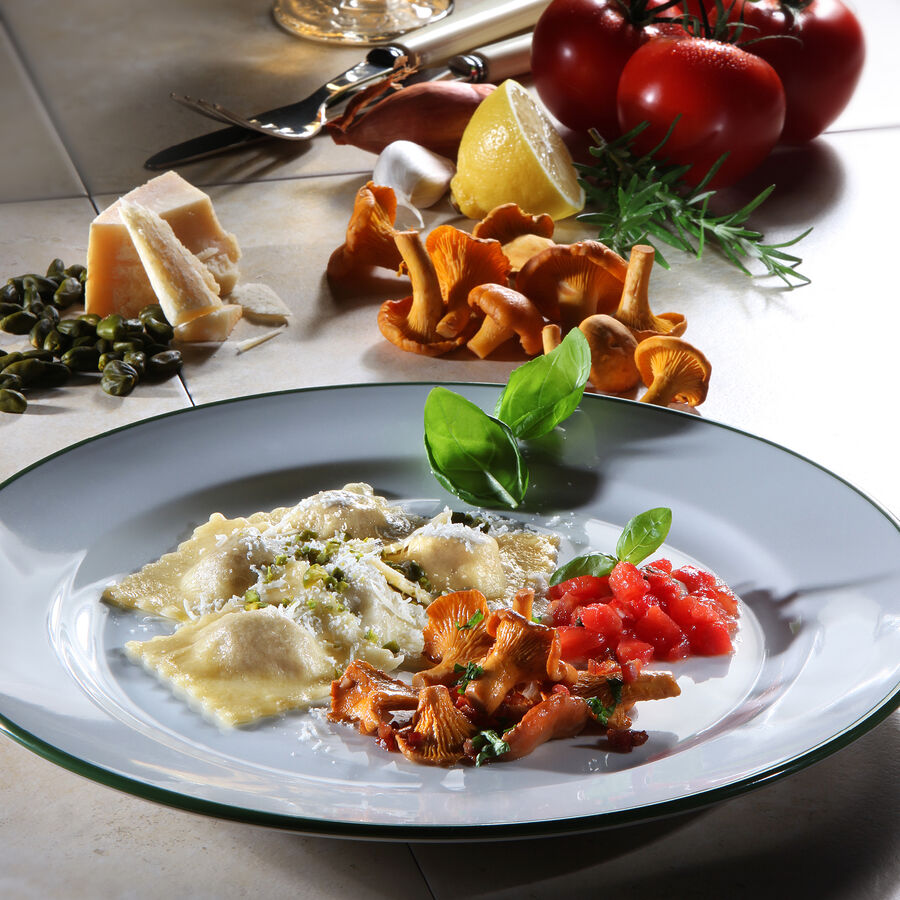 Entenravioli mit Tomaten-Concasse und Pfifferlingen