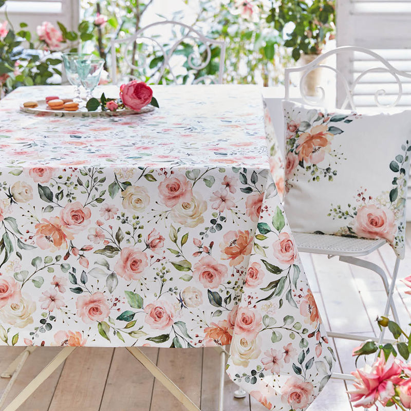 Festliche Tischdecke mit farblich abgestimmtem Rosen-Arrangement