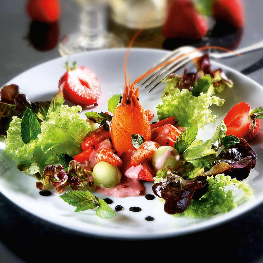 Flusskrebs-Erdbeer-Cocktail auf Salat Rezept | Hagen Grote Shop