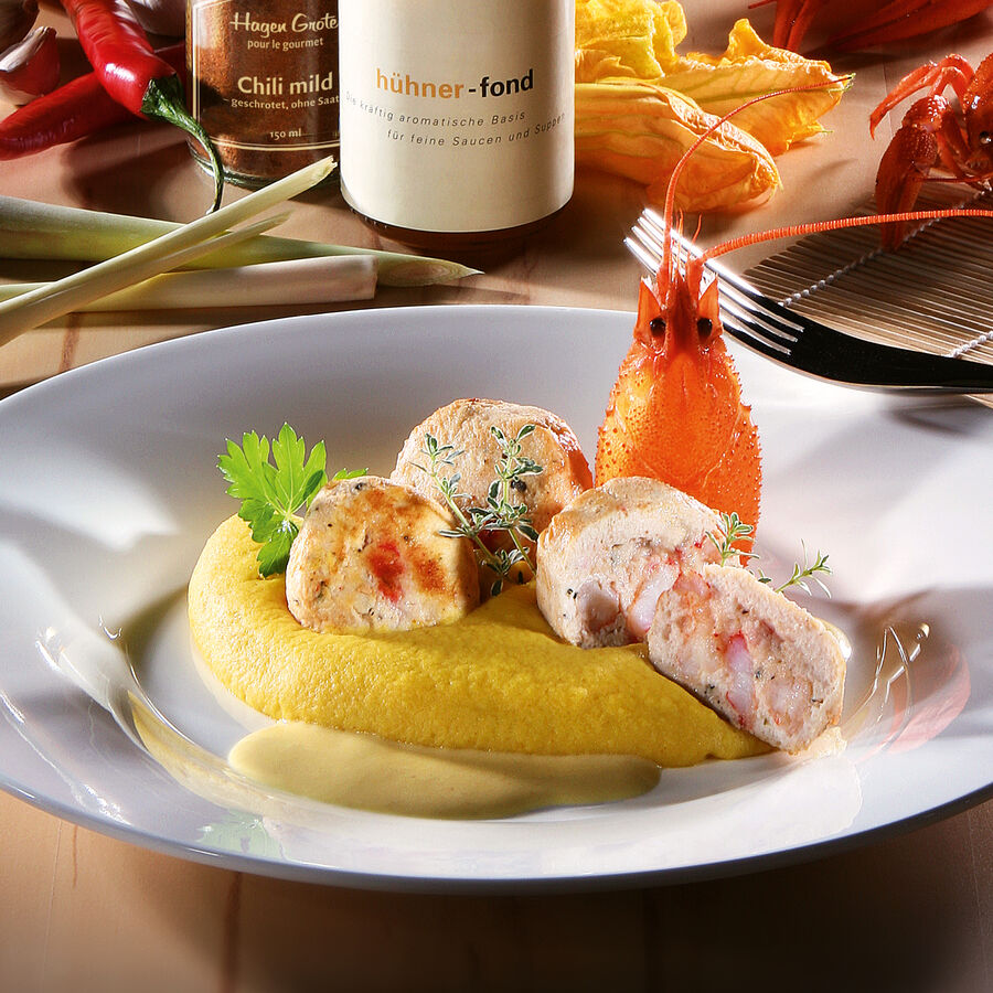 Flusskrebs-Geflügel-Bällchen auf Kürbispüree mit Zitronengras-Kürbis ... Flusskrebs-Geflügel-Bällchen auf Kürbispüree mit Zitronengras-Kürbis ...