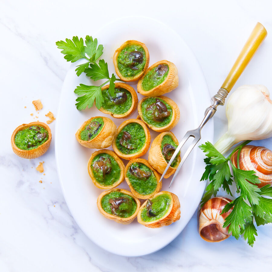 Franzsische Weinbergschnecken mit Knoblauchbutter in knusprigen Teig-Schneckenhuschen
