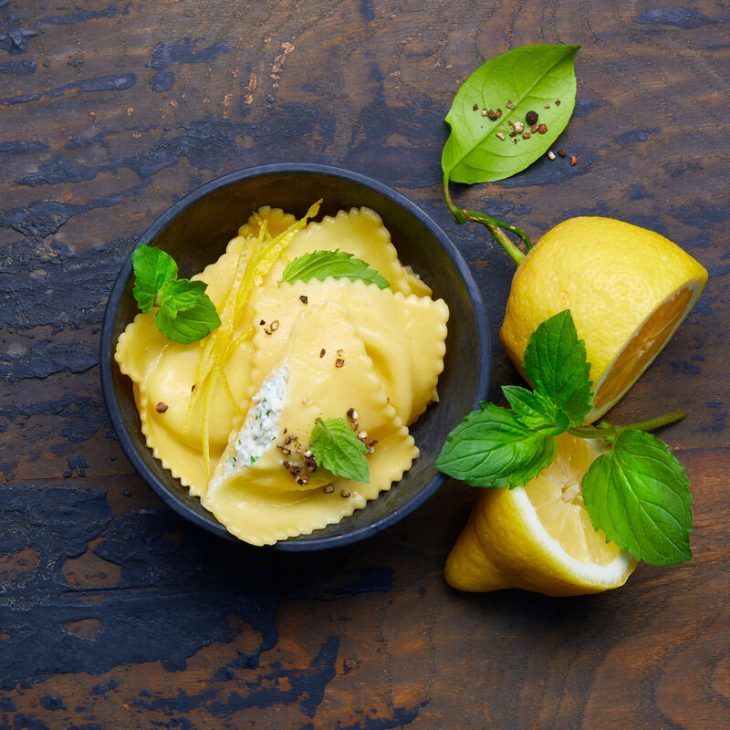 Frische toskanische Ravioli mit Zitrone aus Sorrento IGP und Minze