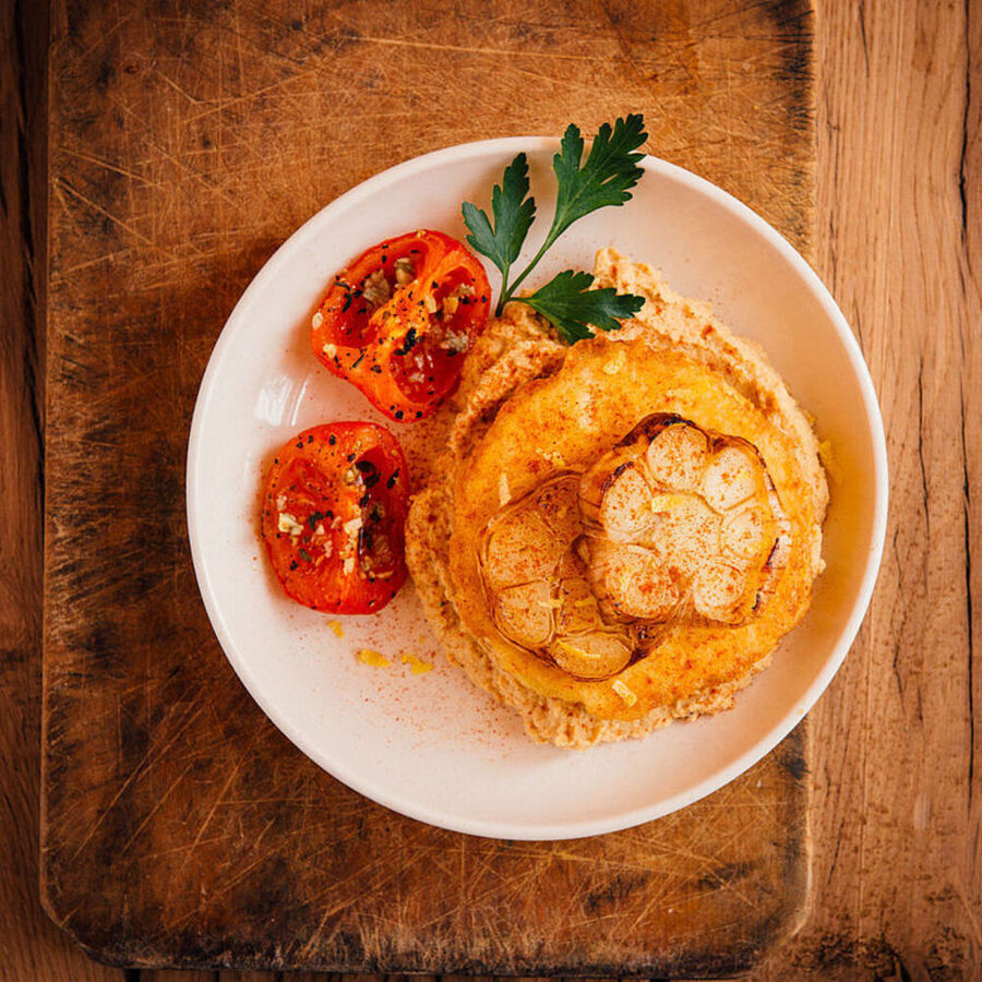 Gebackener Sellerie auf Knoblauch-Humus mit Ofentomaten