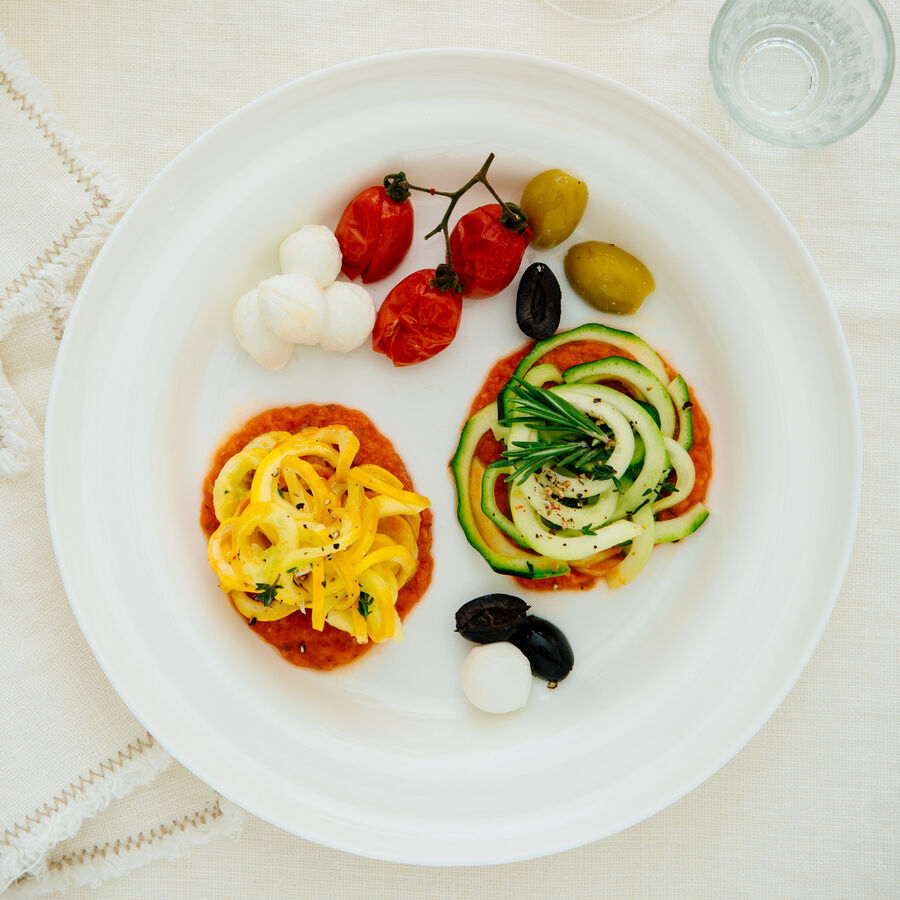 Gelbe und grne Zucchini-Bavette mit San Marzano-Sauce