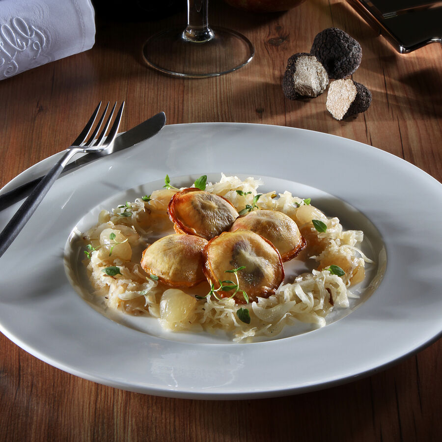 Getrffelte Kartoffel-Blutwurst-Ravioli auf Champagnerkraut