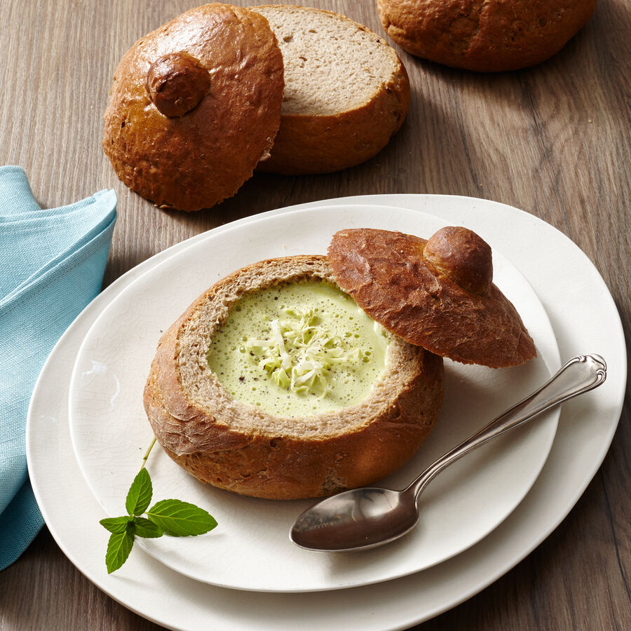 Grne Salat-Erbsencremesuppe in Brotschalen