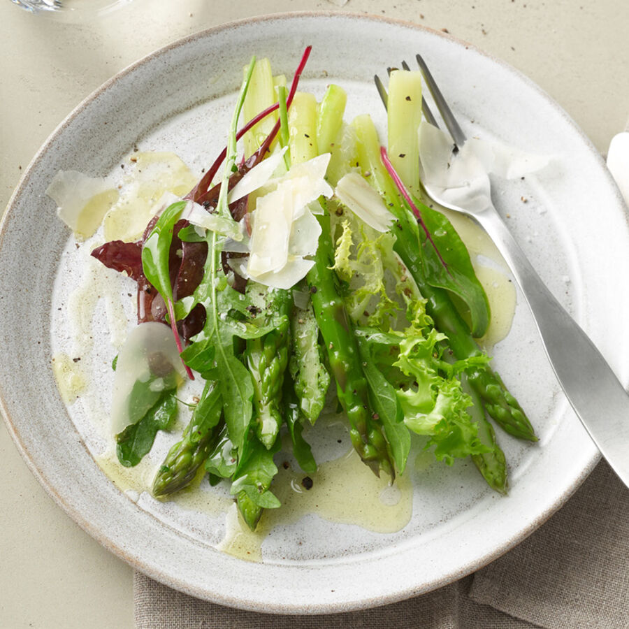 Grner Spargel mit Parmesan