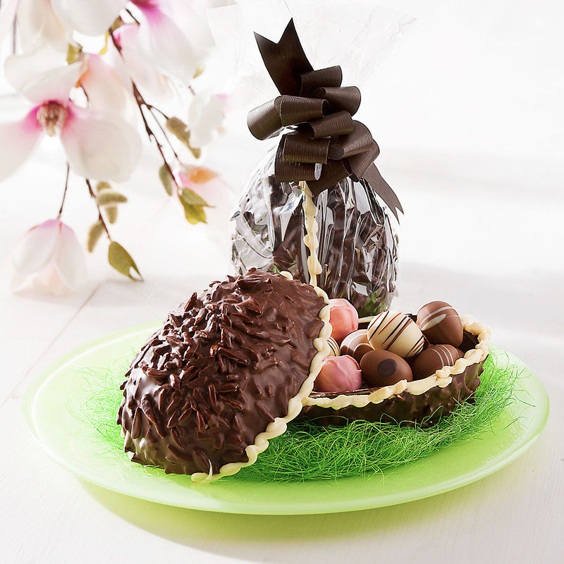 Handgefertigtes Schokoladenei aus bester belgischer Zartbitterschokolade mit feinster Pralinenfüllung