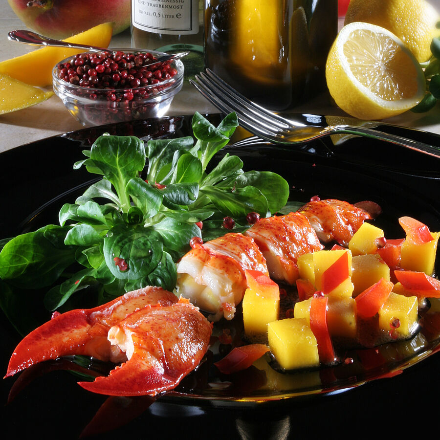 Hummer auf Mango-Paprika-Salat mit Aioli Rezept | Hagen Grote Shop