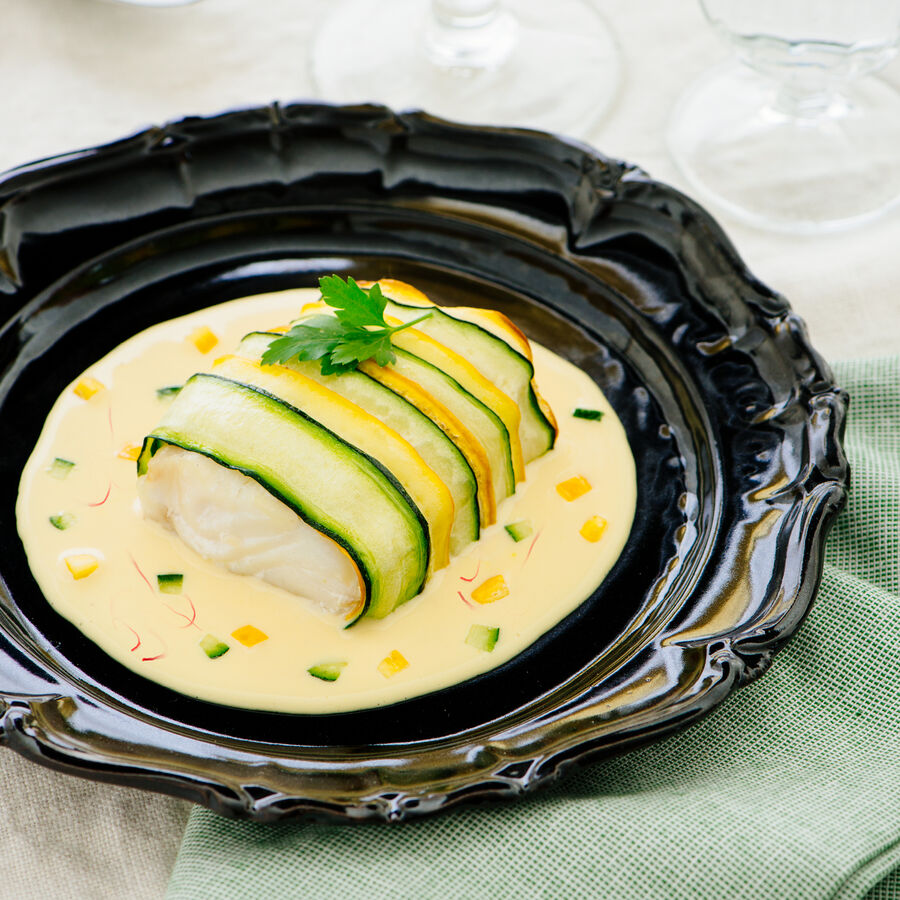 Kabeljau-Rckenfilet in Zucchini-Tagliatelle auf Safransauce